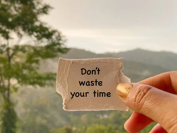 Inspirierendes Zitat Verschwenden Sie Ihre Zeit Nicht Text Auf Papier — Stockfoto