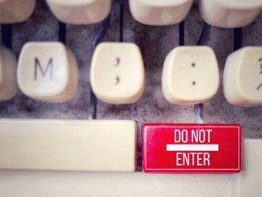 Kırmızı düğme arkaplanına imza atmayın.