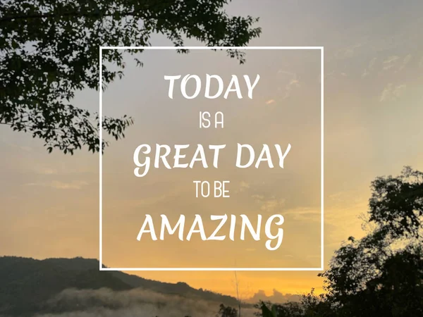 Başarı ilham verici bir alıntı - Bugün harika olmak için harika bir gün. Bulanık doğa arkaplanı.