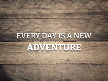 İlham verici bir alıntı - Her gün yeni bir macera.