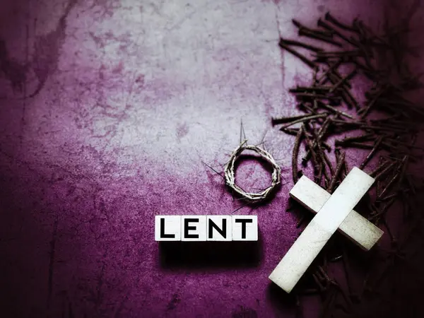 Paskalya, Kutsal Hafta ve İyi Cuma Kavramları - Mor renkli arka planda LENT metni. Stok fotoğrafı.