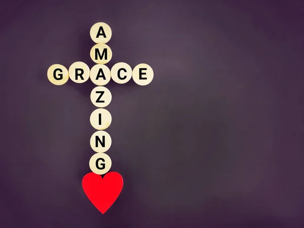 Hıristiyanlık kavramı - Çapraz şekilli arka planda inanılmaz zarafetin metni. Stok fotoğrafı.