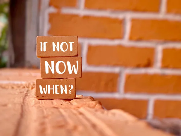 İlham verici Tırnak - Eğer şimdi değilse tuğlalar üzerindeki metin. 