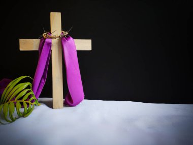 Paskalya, Kutsal Hafta ve Kutsal Cuma kavramları - eski arkaplandaki ahşap haç görüntüsü