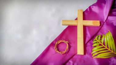 Paskalya, Kutsal Hafta ve Kutsal Cuma kavramları - ahşap haç fotoğrafı, dikenli taç ve palmiye ağacı