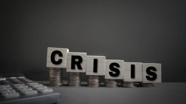 Finansal piyasa kavramı - Tahta bloklara yazılı metin CRISIS para yığını
