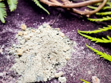 Mor arkaplanlı kül yığını. Paskalya, Kutsal Hafta, Kül Çarşambası, Palm Sunday ve Kutsal Cuma kavramları.