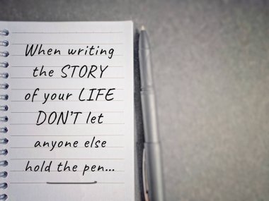 İlham verici bir alıntı - Hayat hikayenizi yazarken kimsenin kalemi arka planda tutmasına izin vermeyin.