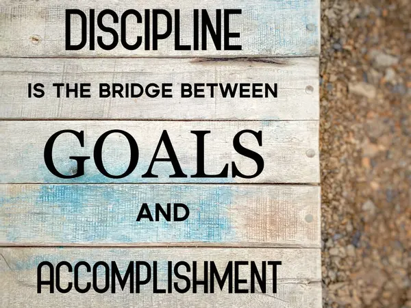 İlham verici Alıntı Konsepti - Disiplin, hedefler ve klasik arka plandaki başarılar arasındaki köprüdür.