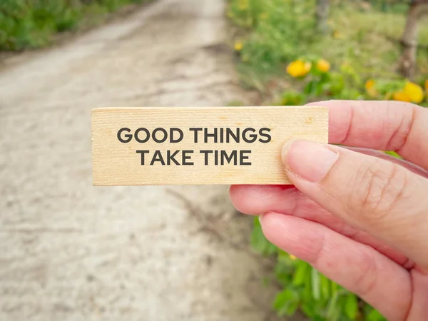 İlham verici motivasyonel alıntı konsepti - İyi ki tahta blokta doğayla iç içe olmak zaman alıyor.