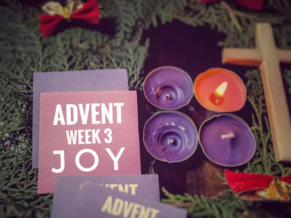 Üçüncü mum yakılmış, kağıda yazılmış 3. hafta eğlence metni. Noel hazırlığı ya da Advent sezon konsepti. 