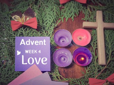 Mor mumlu arka planı olan, kağıt üzerinde 4. hafta aşk metni. Advent Sezon Kavramı.