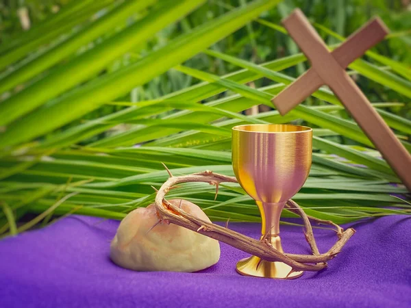 Kutsal Hafta, Paskalya Bayramı, Paskalya Pazarı, Paskalya Perşembesi. Kadeh, dikenli taç, ekmek ve mor arka planı olan palmiye yaprağı..