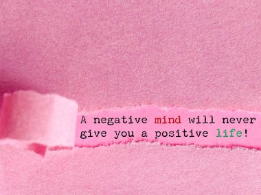 Hayat için ilham verici bir alıntı. Olumsuz bir zihin sana asla pozitif bir hayat vermez. Yırtık kağıt arkaplanının arkasındaki metin. Stok fotoğrafı.