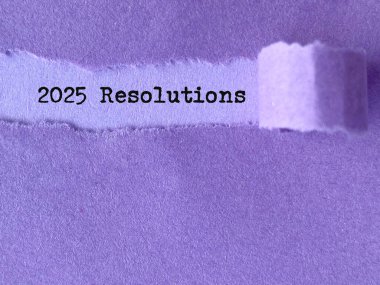 Yeni Yıl Konsepti - Yırtık kağıt arkaplanının ardında 2025 karar. Stok fotoğrafı.