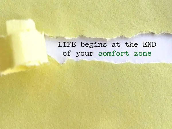 İlham verici bir alıntı. Hayat rahat bölgenizin sonunda başlar. Yırtık kağıt arkaplanının arkasındaki metin.