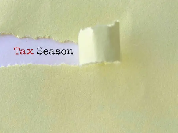 Yırtık kağıdın arkasındaki vergi sezonu metni. Stok fotoğrafı.