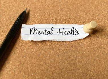 Yırtık kağıda yazılmış akıl sağlığı metni. Stok fotoğrafı.