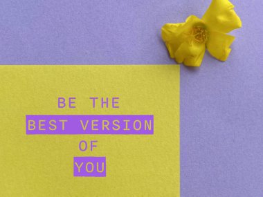 İlham verici motivasyon alıntısı kağıtta yazılı olan en iyi metnin versiyonu ol. Stok fotoğrafı.