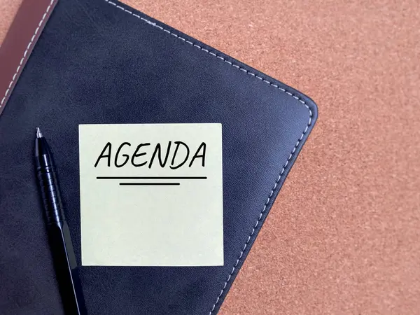 Ajandada günlük ve kalem arkaplanlı bir metin var. Stok fotoğrafı