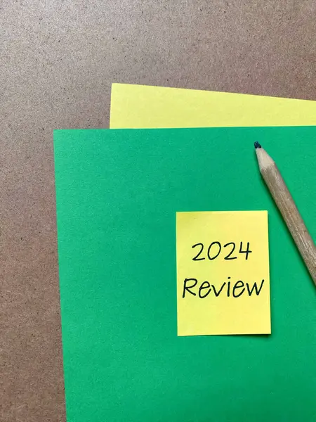 Kopya alanı arkaplanı olan yapışkan not kağıdıyla ilgili 2024 incelemesi. Stok fotoğrafı.