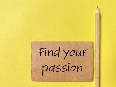 İlham motivasyonu alıntısı - Kağıda yazılı tutku metninizi bulun. Stok fotoğrafı.