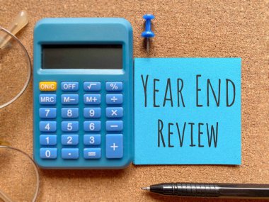 İş Konsepti - Yıl sonu inceleme metni çatal-kaşık arkaplanlı. Stok fotoğrafı.