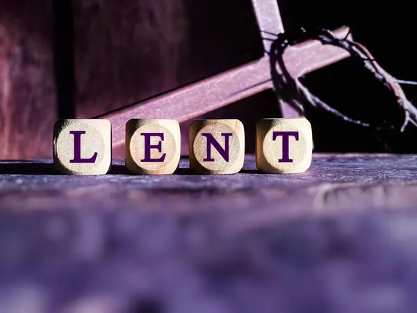 Paskalya, Kutsal Hafta ve Kutsal Cuma kavramları - Ahşap küplerle ilgili mor renkli paskalya metinleri. Stok fotoğrafı.