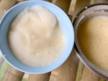 Çırpılmış yumurta ve şekerin izole edilmiş beyaz dokusu, çatal kullanarak çırpılmış..