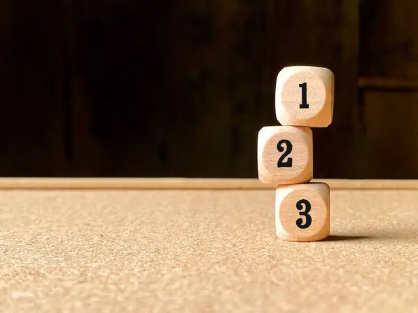 123 numara, fotokopi alanı arka planında bulunan tahta küplerin üzerine. Stok fotoğrafı.