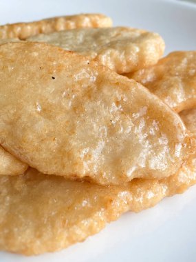 Kuih, karamelize şekerle kaplanmış glüten pirinç unundan yapılan geleneksel bir tatlı alır. Stok fotoğrafı.