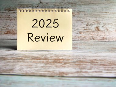 Kopya alanı arkaplanı olan 2025 gözden geçirme metni. Yeni Yıl Kararları. Stok fotoğrafı.