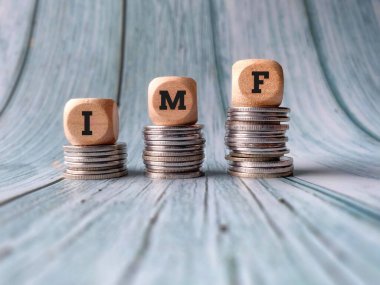 Finansal ve Ekonomik Konsept - Para desteleri arka planda tahtadan küplere IMF harfleri. Stok fotoğrafı.