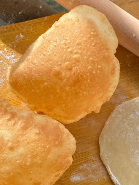 Hint Geleneksel Yemekleri - Puri veya poori veya püriten ekmek arka planı. Stok fotoğrafı.