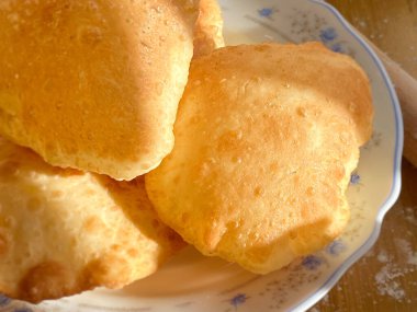 Puri, poori ya da Puris ekmek arkaplanı. Geleneksel Hint Gıda Stoku fotoğrafı.