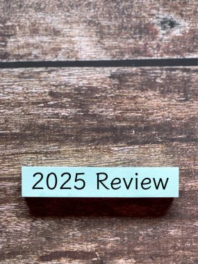 Kağıt üzerinde 2025 İnceleme metni kopya alanı arkaplanı ile kapatın. Stok fotoğrafı.
