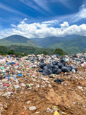 Arazi dolgusu geçmişinde bir yığın çöplük var. Stok fotoğrafı.