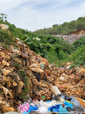 Arazi dolup taşan çöpler. Stok fotoğrafı.