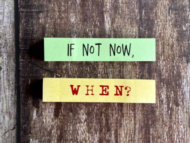 Şimdi değilse, ne zaman? Yapışkan not kağıdı arkaplanındaki metin. Motivasyonel ilham verici kavram.