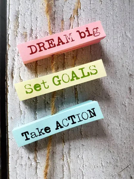 İlham verici motivasyon konsepti - rüya büyük hedefler yapışkan nota arka planında eylem metni alır. Stok fotoğrafı.