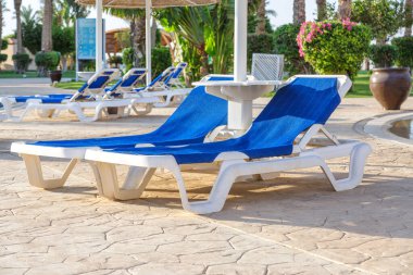 24 Ekim 2021, Hurghada, Mısır. Tropikal bir tatil köyünde havuz ve konaklama. Binalar, yüzme havuzları ve Kızıl Deniz kıyısında bir dinlenme alanı.. 