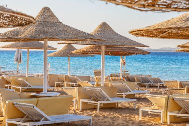 24 Ekim 2021, Hurghada, Mısır. Tropikal bir tatil köyünde havuz ve konaklama. Binalar, yüzme havuzları ve Kızıl Deniz kıyısında bir dinlenme alanı.. 