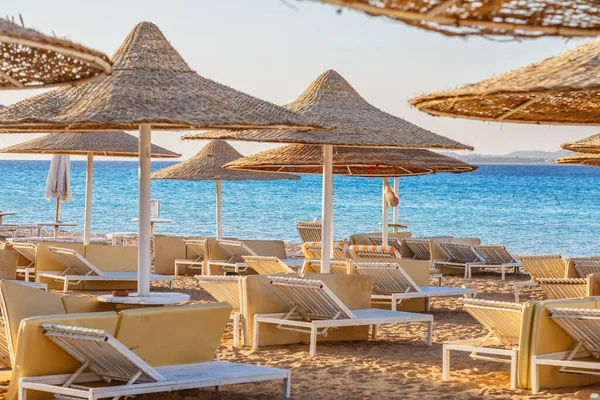 24 Ekim 2021, Hurghada, Mısır. Tropikal bir tatil köyünde havuz ve konaklama. Binalar, yüzme havuzları ve Kızıl Deniz kıyısında bir dinlenme alanı.. 