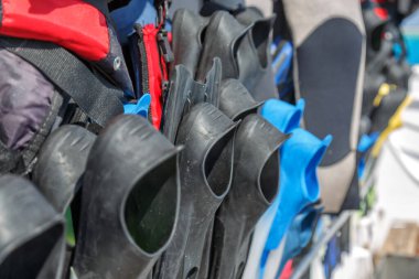 Tüplü dalış ekipmanları Fin, Düzenleyici / Ahtapot, Derinlik Göstergesi, Dengeli Düzenleyici, Güç Enflasyonu, Dalış Maskesi ve Şnorkel, Aqualung. Dalış takımları ve aksesuarları.