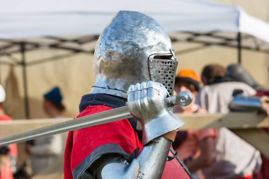 Şövalyelik savaşlarının tarihsel restorasyonu. Yaz ortaçağ festivali. Eski kalede şövalye savaşlarıyla birlikte ortaçağ kültürünün festivali..