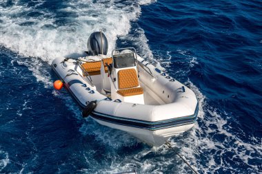 Kızıldeniz fotoğraf dalgalar ve kesici ile.