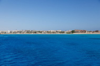  Hurghada, Mısır. - Evet. Binalar, yüzme havuzları ve Kızıl Deniz kıyısında bir dinlenme alanı.. 