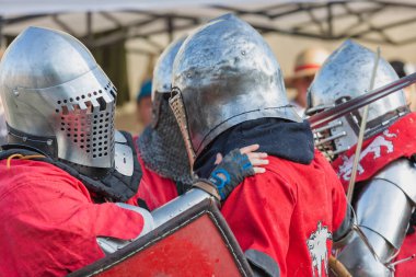 Şövalyelik savaşlarının tarihsel restorasyonu. Yaz ortaçağ festivali. Eski kalede şövalye savaşlarıyla birlikte ortaçağ kültürünün festivali..