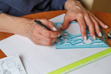 Mimari işyeri üst görünümü. Mimari proje, planlar, masanın üzerindeki şablonlar. Endüstri, hobi, çalışma alanı. Yaratılış süreci