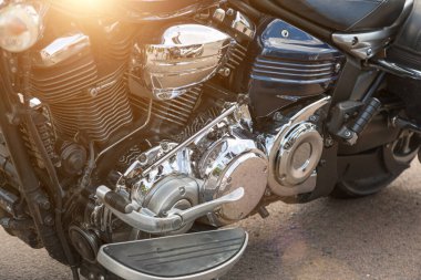 Motosiklet motoru kapanıyor. Krom motor parçaları. Pürüzsüz detaylar.
